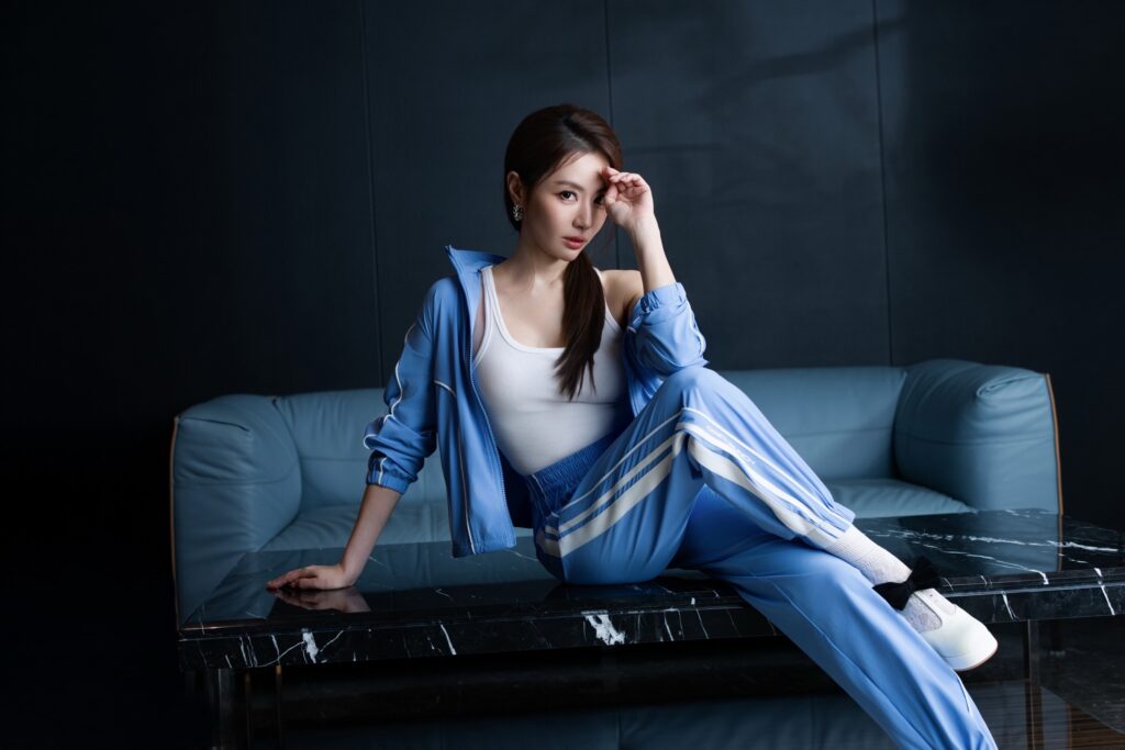圖：王瀅的貴婦高級感將「ONE TONE 彩虹衣」保濕涼感碧藍湖水穿出好氣色 （鏡藝宏海提供）