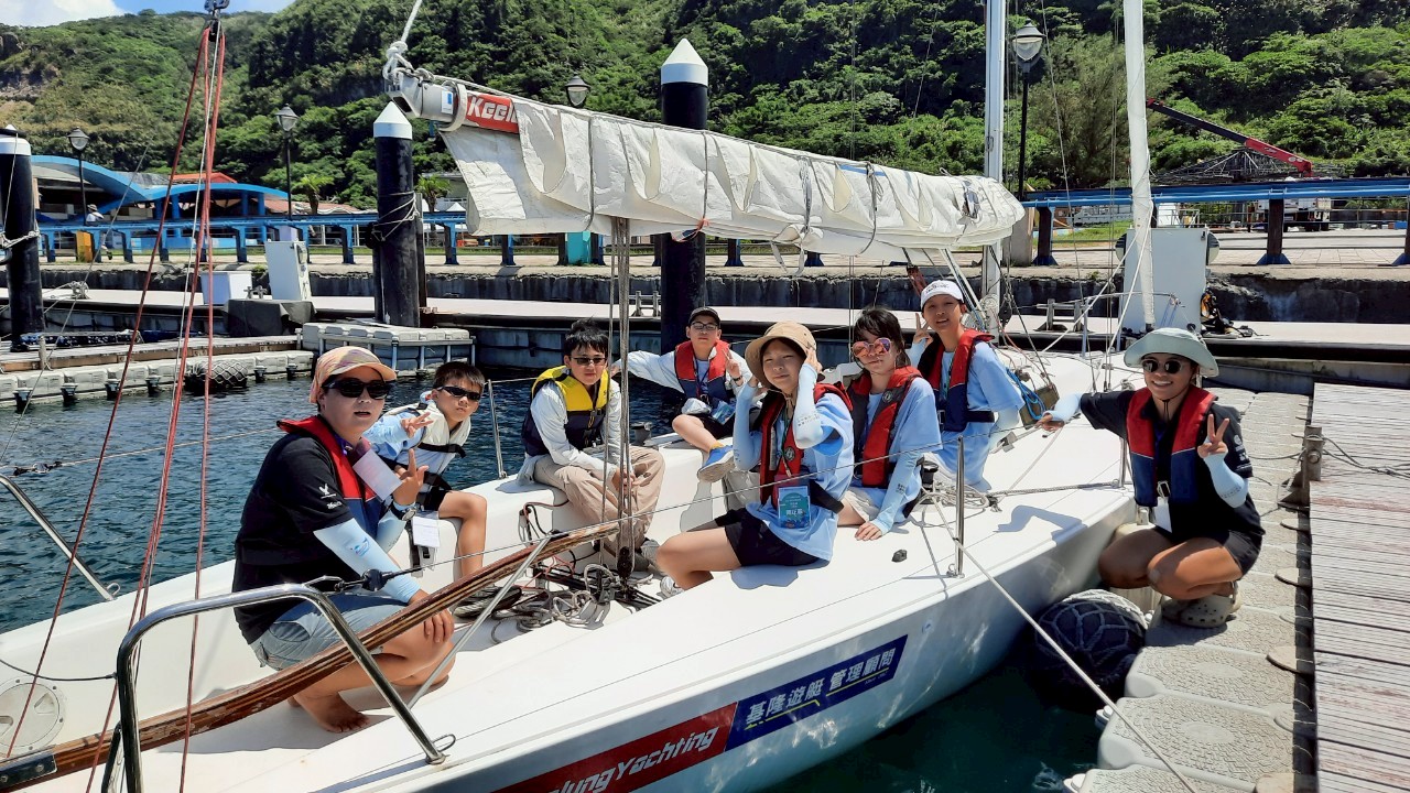 基隆市戶海中心舉辦海洋教育暑期營隊 共築海洋夢 4 學生搭乘帆船體驗