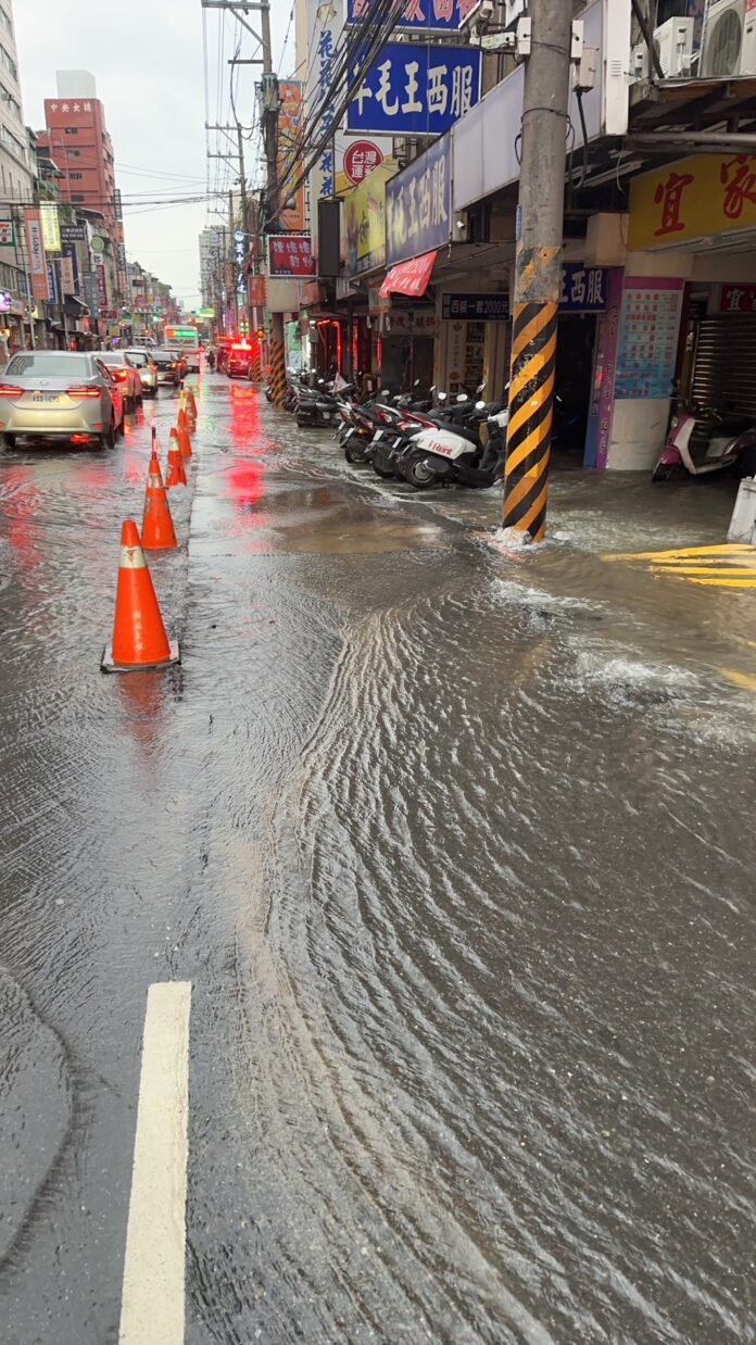 《圖說》板橋區南雅南路自來水管線破裂造成路面滲水，影響路面範圍長約50米、寬約4米。〈消防局提供〉