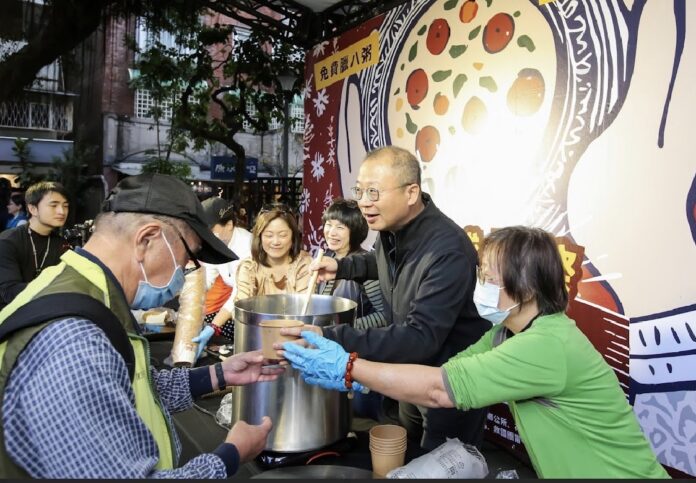 華人感恩節在永康商圈舉行臘八粥活動盛況