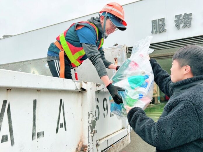 《圖說》使用透明塑膠袋盛裝回收物，以避免看不清內容物。〈環保局提供〉