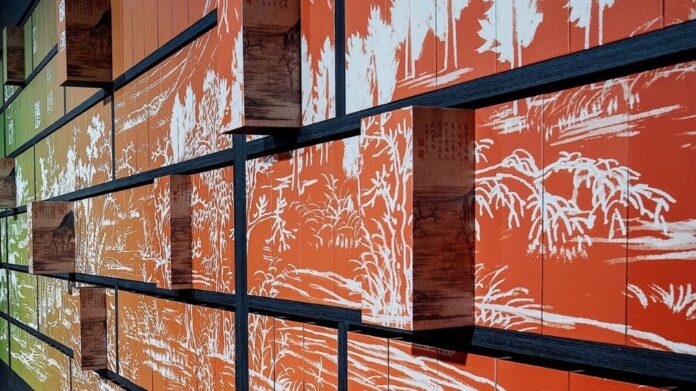 《圖說》龍華與自由落體設計團隊以趙孟頫《鵲華秋色圖》設計成茶葉禮盒牆。（自由落體設計公司提供）