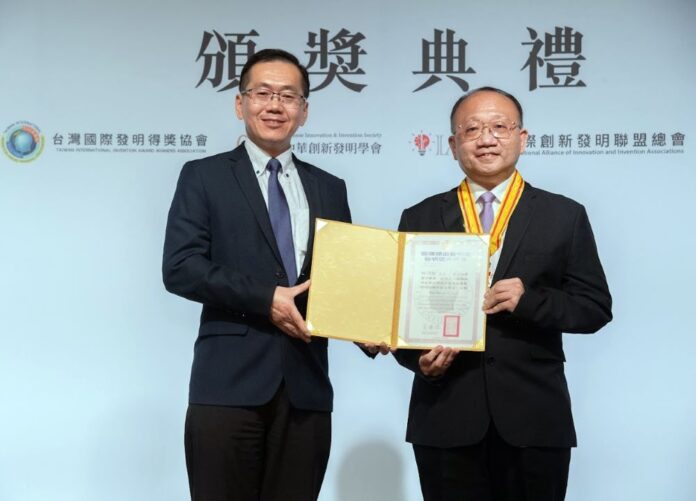 《圖說》龍華科大林宗新副教授獲頒第19屆IIP國際傑出發明家國光獎章。（台灣國際發明得獎協會提供）