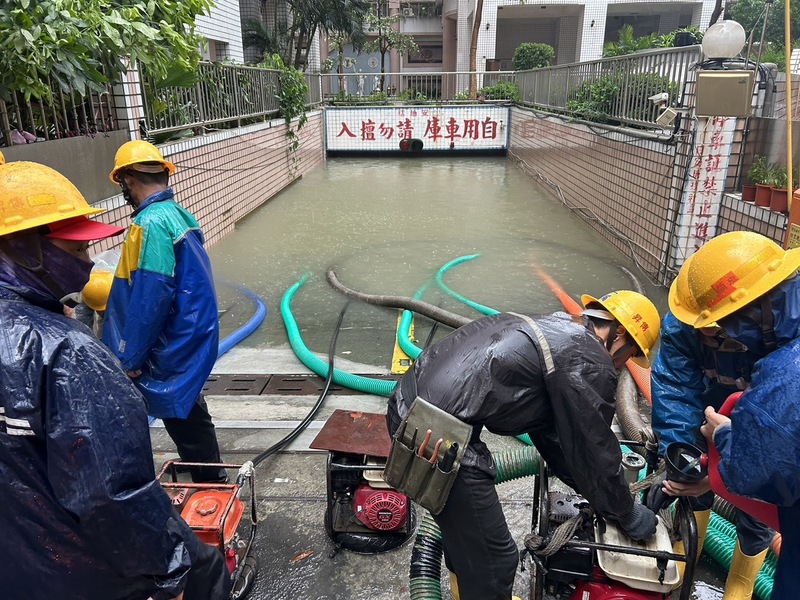 颱風凱米帶來強風豪雨，高雄市三民區德山街一處大樓地下室25日淹水，現場動用1台吸泥車、5台抽水機持續抽水，初估淹水量約6000立方公尺，以200公升浴缸計算，大約有3萬個浴缸水量待抽出。圖／中央社 