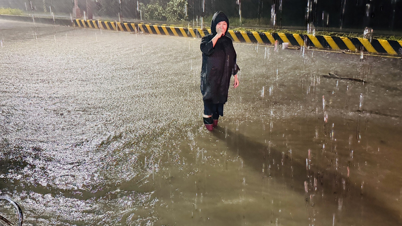 颱風凱米帶來驚人雨量，南彰化地區25日多處出現積淹水，其中芳苑鄉永興村部分路段水深一度淹至小腿。圖／中央社 