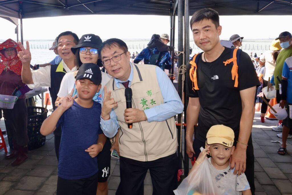 台南七股海鮮節親子開心體驗挖文蛤 黃偉哲邀民眾來台南玩樂度暑假