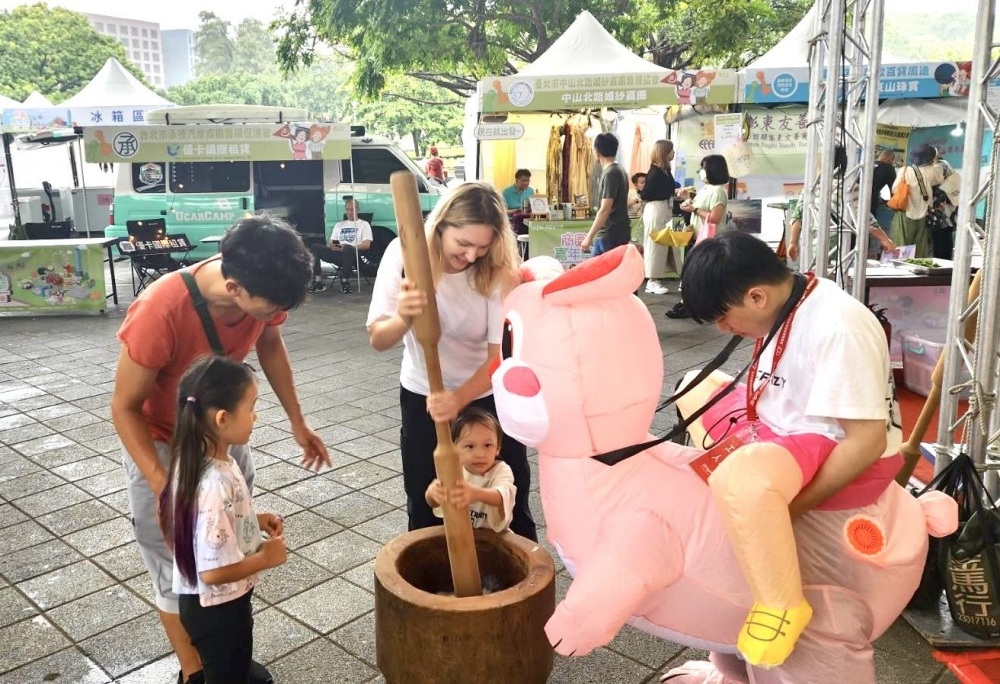 ▲趣味搗麻糬活動吸引異國旅客前來體驗。(圖/臺北市商業處提供)