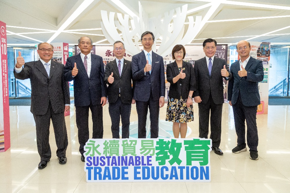 ▲IEAT黃教漳理事長(中)、經濟部國際貿易署胡啟娟副署長(右三)、前駐新加坡代表梁國新大使(右二)、致理科技大學黃博怡副校長(右一)、政治大學李蔡彥校長(左三)、前駐越南代表黃志鵬大使(左二)、IEAT黃文榮秘書長(左一)等長官貴賓參觀《永續貿易教育成果展》。