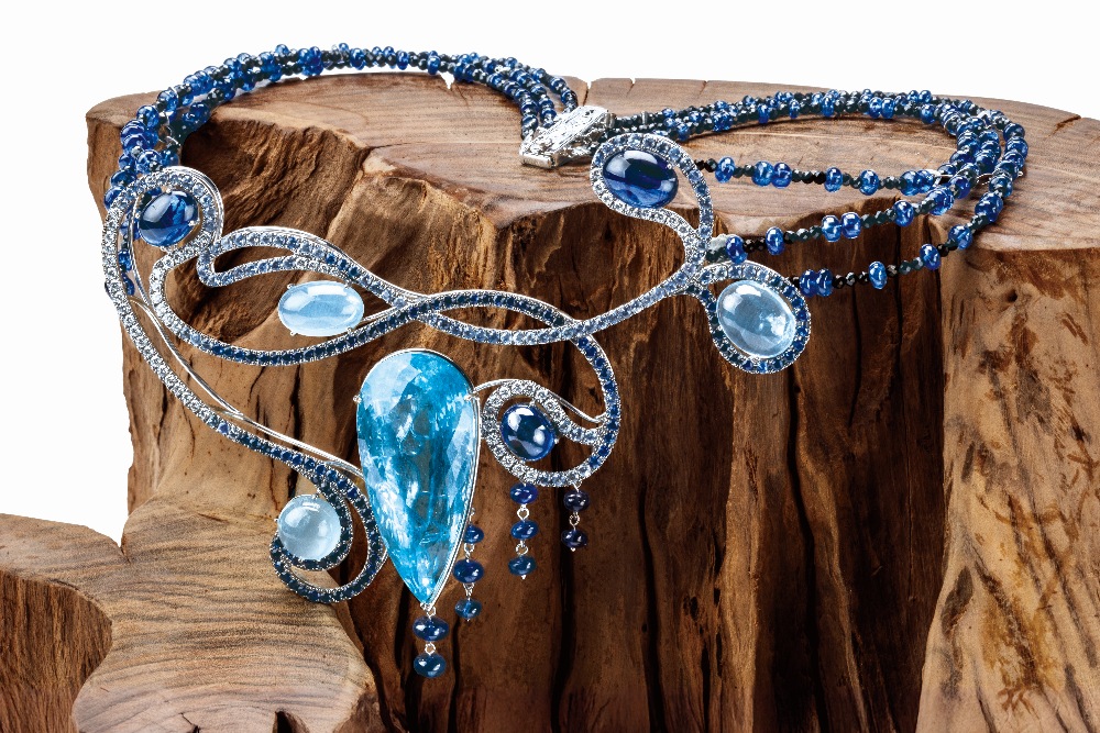 三十而麗:王術霞珠寶藝術創作發表 以時間淬鍊美學的璀璨光芒 3 ▲此組套鍊以「獻給生命中最美的邂逅」為題,將深刻情感化作藍寶交織的詩篇。(圖/業者提供)