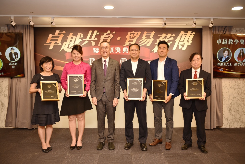 IEAT貿易教育聯合頒獎典禮 表揚貿易良師及傑出學子 5 ▲IEAT頒發「國貿教育卓越教學獎」給五位長期投入貿易教育的業師,包括曹淑玉(左一)、楊孝妤(左二)、劉兆富(右三)、游邵予(右二)、高木丹尼(三一)老師。