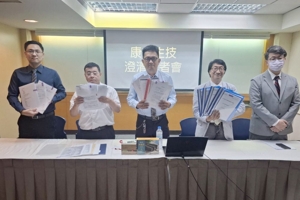 ▲康力生技營運長戴源德（中）率團隊核心成員及律師，共同揭示公司相關合法合規的證明文件，駁斥網路流言。(圖/康力生技提供)