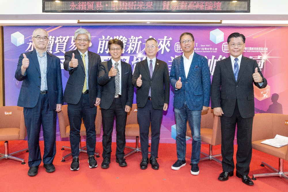 ▲論壇邀請到政治大學李蔡彥校長(右三)演講，前駐新加坡代表梁國新大使(右一)主持座談，恆隆行董事長陳政鴻(右二)、台大國企系詹文男教授(左二)、政大商學院楊培侃教授(左三)與德明財經科大賀光輝教授(左一)與談。
