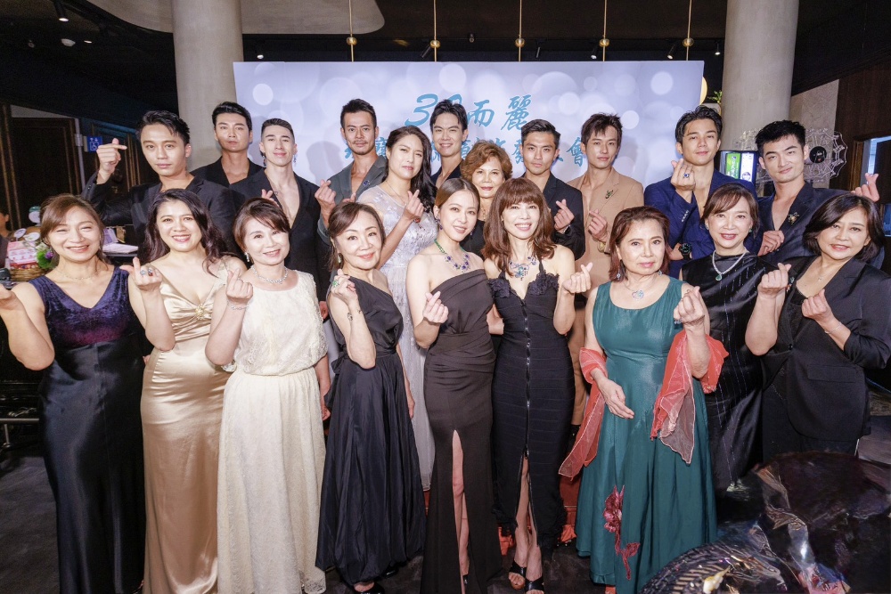 三十而麗:王術霞珠寶藝術創作發表 以時間淬鍊美學的璀璨光芒 6 ▲活動邀請男模和貴賓們演繹設計精髓。(圖/業者提供)