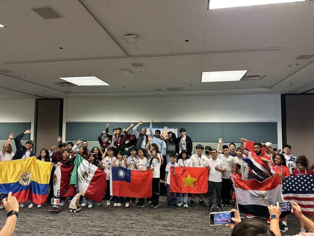 台灣代表隊在2025 RoboRAVE美國矽谷公開賽傳捷報 榮獲企業創意賽第二名! 3 S 99221980 1024x768 1