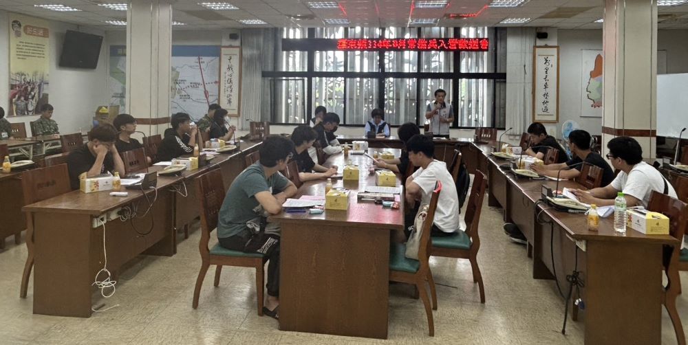 入營座談與徵屬有約 宜蘭軍服站不停蹄趕三場 2 《圖說》宜蘭縣軍人服務站長何中南於羅東鎮公所為在籍役男打氣。〈宜蘭軍服站提供〉