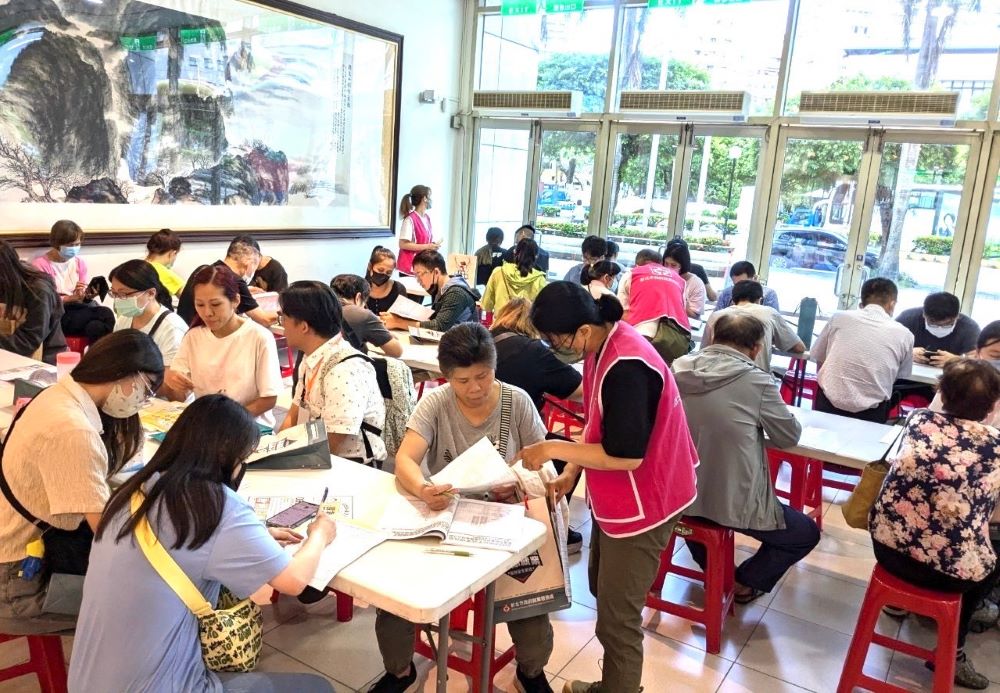 新北7/30就博會 30家企業逾1900職缺 2 《圖說》民眾資料填寫區。〈勞工局提供〉