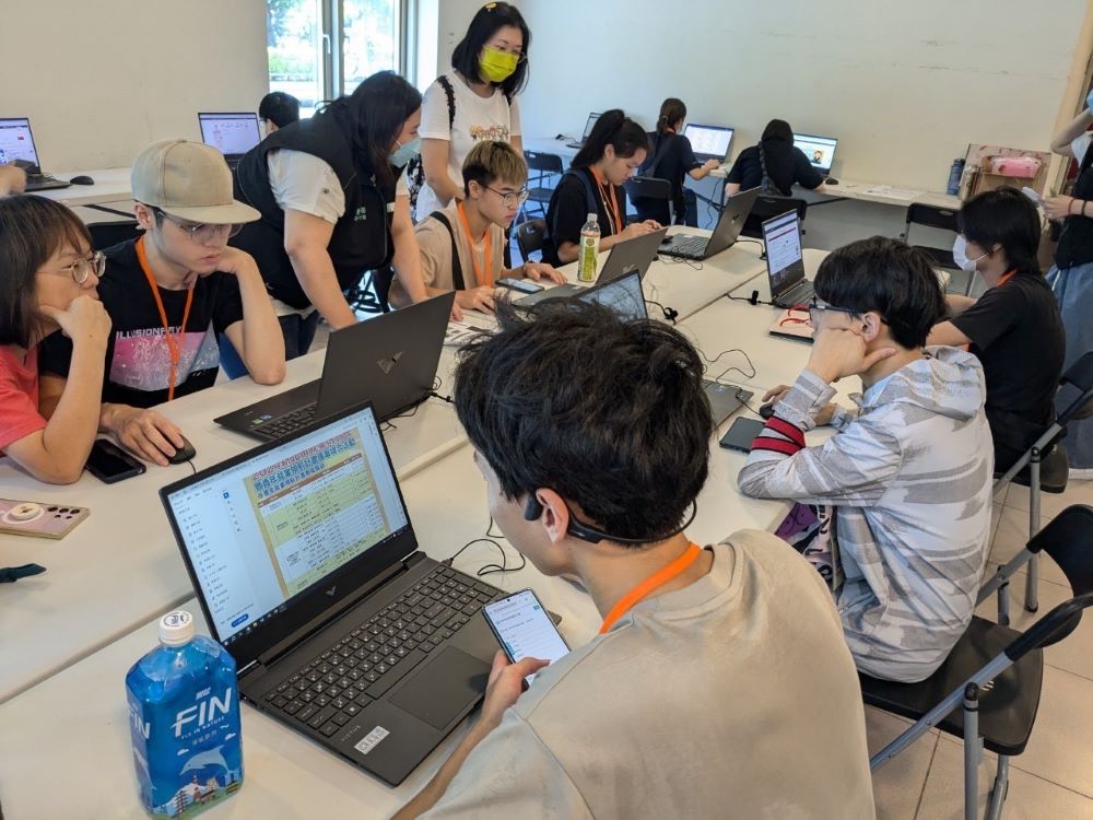 新北7/30就博會 30家企業逾1900職缺 3 《圖說》民眾職缺查詢。〈勞工局提供〉