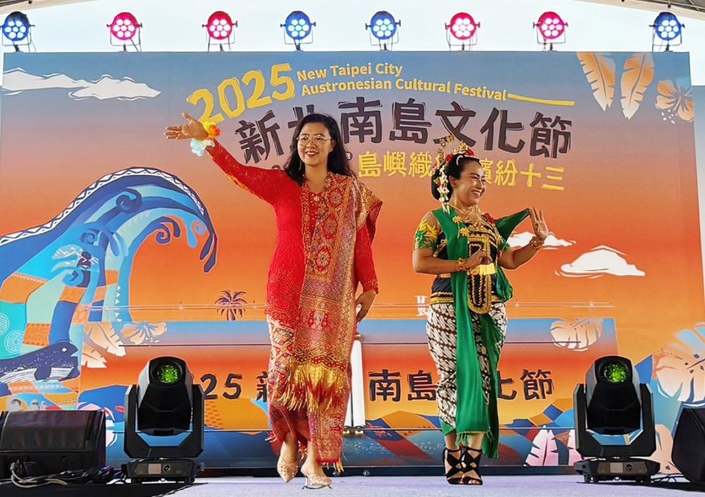 《圖說》臺北印尼經貿代表處等國際貴賓展現南島衣飾。〈十三行提供〉