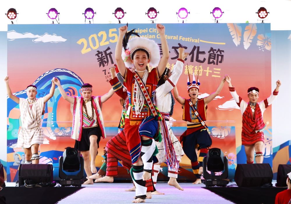 《圖說》阿勒飛斯文化藝術團以真人服飾展演形式，演繹臺灣原住民族與太平洋南島語族的衣飾工藝之美。〈十三行提供〉