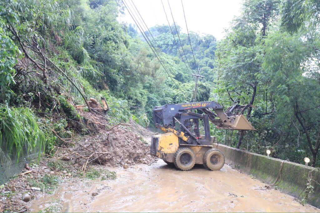 太平區黃竹里竹村路因豪雨崩塌 2