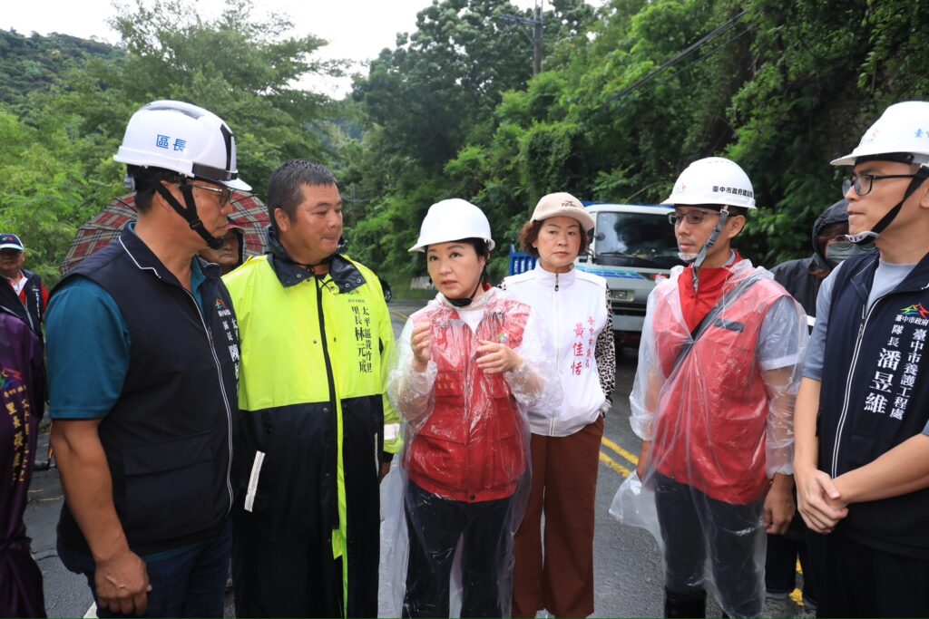 太平區黃竹里竹村路因豪雨崩塌 盧市長勘災指示 全力搶通 保障居民安全 6
