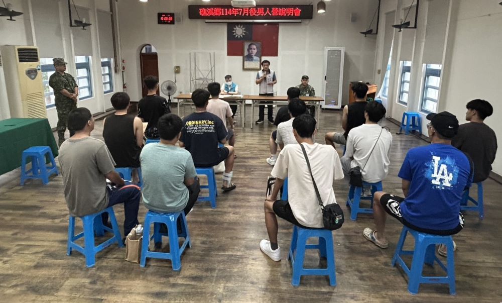 入營座談與徵屬有約 宜蘭軍服站不停蹄趕三場 1 《圖說》宜蘭縣軍人服務站長何中南於礁溪鄉公所為役男說明服役應注意事項。〈宜蘭軍服站提供〉