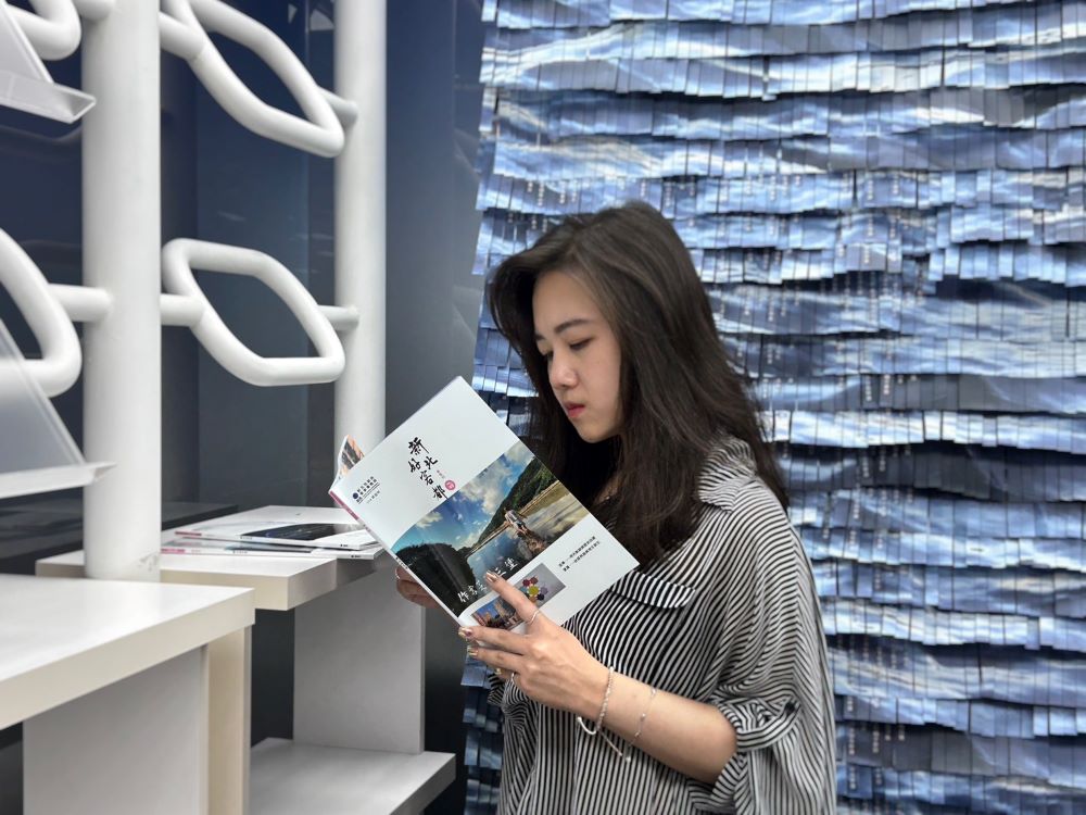 《圖說》新北市立圖書館總館設置客家閱讀專區，歡迎到新北客家書房了解新北客家遷徙，搭配數位影音互動，走入客家文化。〈客家局提供〉