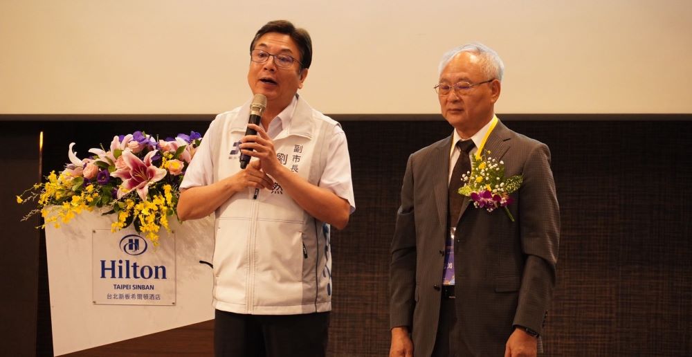 新北強化建築工程安全 推動修法3大建管新措施 3 《圖說》新北市副市長劉和然(左)與新北市不動產開發商業同業公會理事長廖志鴻,一同出席新北市不動產開發商業同業公會第5屆第3次會員大會。〈工務局提供〉