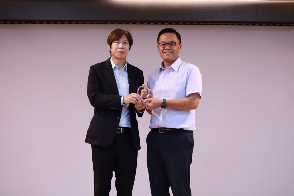 公共設施管線考評受肯定 新北蟬聯全國第一 4 《圖說》新北市養工處副總工程司黃裕智(右)榮獲績優人員獎,由國家發展委員會處長黃文彥(左)頒獎表揚。〈工務局提供〉