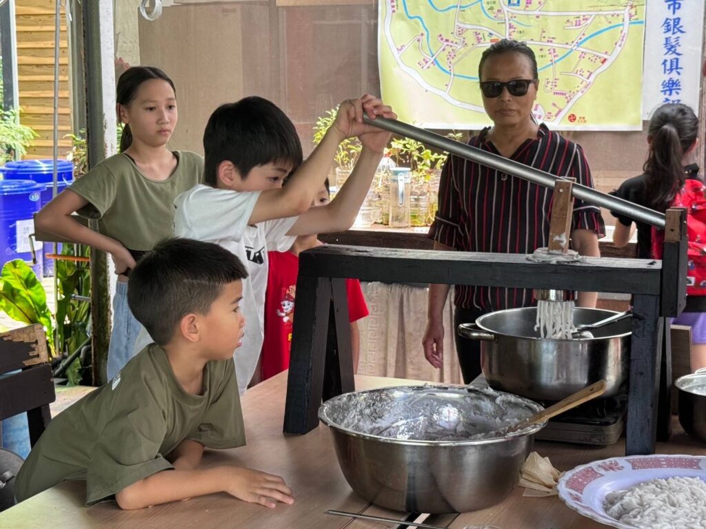 忠寮社區小旅行結合多種手作DIY體驗如米苔目製作