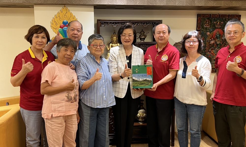 參訪世界佛教正心會文殊院 李美珍靜坐靜心 2 《圖說》新北市社會局長李美珍致贈紀念品由正心會卓志揚理事長代表接受。〈記者葉柏成攝〉