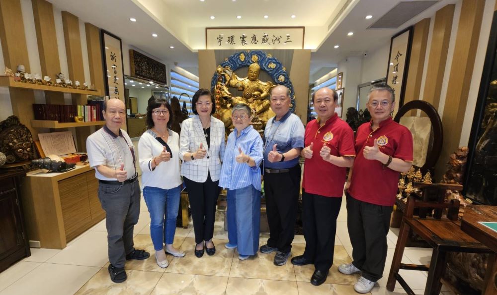 參訪世界佛教正心會文殊院 李美珍靜坐靜心 1 《圖說》世界佛教正心會邀請新北市社會局李美珍局長(左3)、許秀能副局長(左2)、新北市記者工會黃村杉理事長(左5)、參訪文殊院及財神會館,中為正心會執行長陳和慧、右二正心會卓志揚理事長。〈正心會提供〉