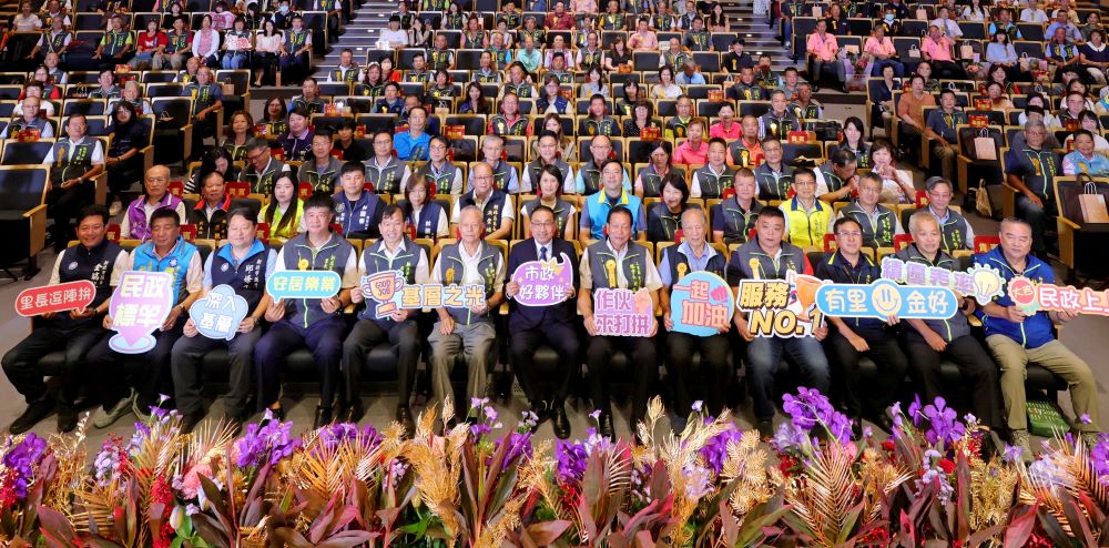 《圖說》新北市長侯友宜與114年新北市特優里長及績優民政人員合照，前排左五民政局長林耀長。〈民政局提供〉