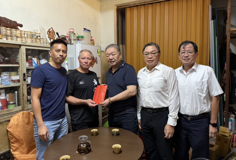 烏來義消英勇救人重傷 新北市議長兼義消總隊長親訪慰問 1 《圖說》新北市議會議長兼義消總隊長蔣根煌致贈慰問金,左1馬見議員、左2曹雙全父親、蔣根煌議長、右2議會秘書長陳王正源 、右1消防局長陳崇岳。〈消防局提供〉