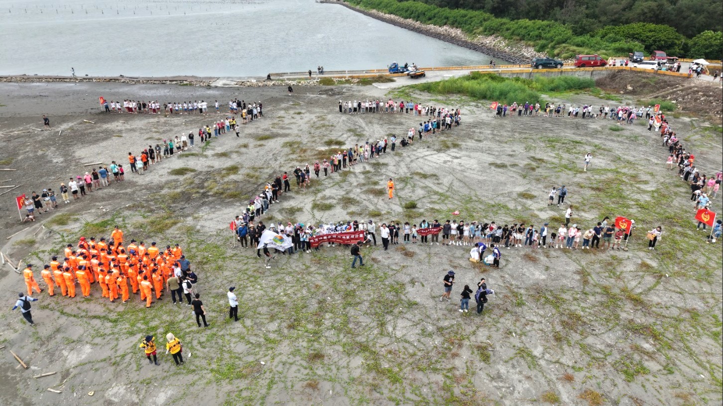 海大攜手地方辦理淨灘 超過700人齊聚雲林三條崙守護海洋 4 淨灘人員排出「727」象徵在7月27日以具體行動共同守護海洋