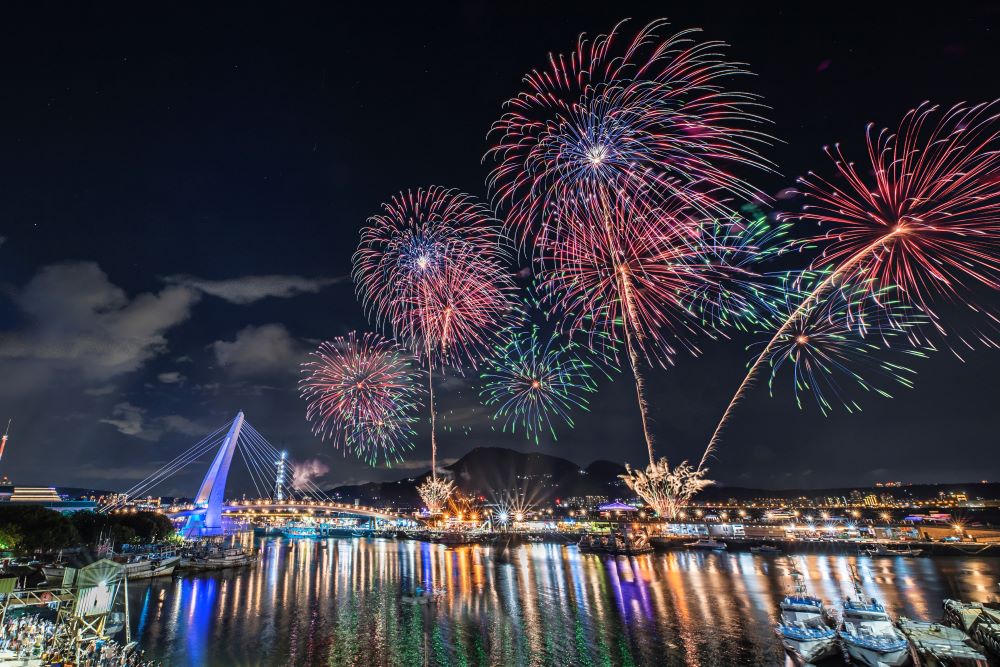 仲夏繽紛樂煙火秀8月嗨翻淡水漁人碼頭 2 《圖說》2024淡水漁人碼頭仲夏繽紛樂活動-煙火秀。〈漁業處提供〉