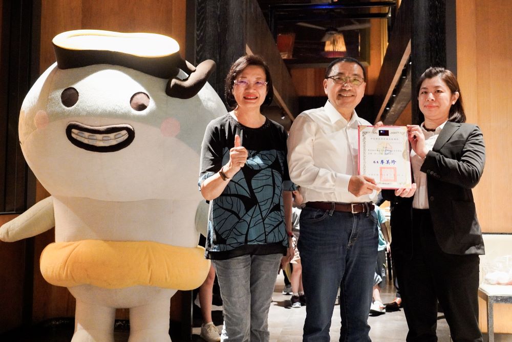 饗食天堂攜手新北公益餐會 百位〈小衛星〉啖佳餚 2 《圖說》饗食天堂攜手新北社會局再推公益餐會,市長侯友宜(中)回贈感謝狀予饗食天堂督導林佳蓉(右1) ,左為社會局長李美珍。〈社會局提供〉