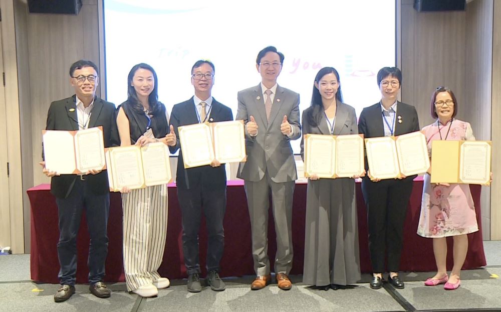 前進星馬拓展觀光 北台4市推介會盛況空前 1 《圖說》駐新加坡台北代表處大使童振源(圖中)今日於新加坡觀光推介會見證基北北桃4市觀光局與新加坡(圖右)及馬來西亞旅行社公會(圖左)簽署觀光交流備忘錄,左三新北市觀旅局長楊宗珉。〈觀旅局提供〉