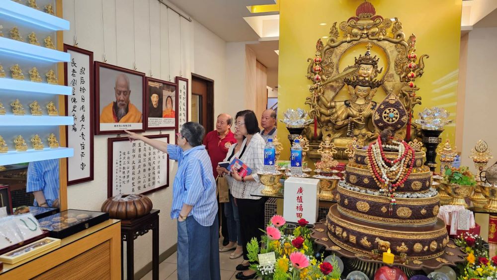 參訪世界佛教正心會文殊院 李美珍靜坐靜心 3 《圖說》陳和慧執行長向社會局李美珍局長介紹文殊院一樓的因海聖尊圓寂時殊勝事蹟。〈正心會提供〉