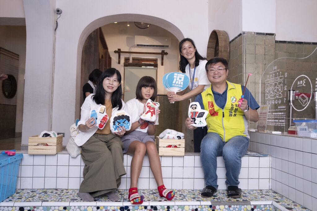 陳譽馨副局長、陳賢蔚議員與小朋友體驗北投釣寶遊戲