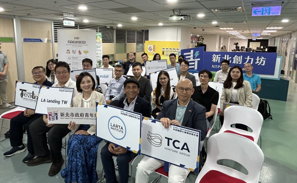 《圖說》新北青年局長邱若梅局長(左三)、新東向聯盟執行長陳孝昌（左）、新東向聯盟理事李奇嶽（左二）與洛杉磯的講者Rohit(右二)、施旻宜博士與新北新創團隊合影。〈青年局提供〉