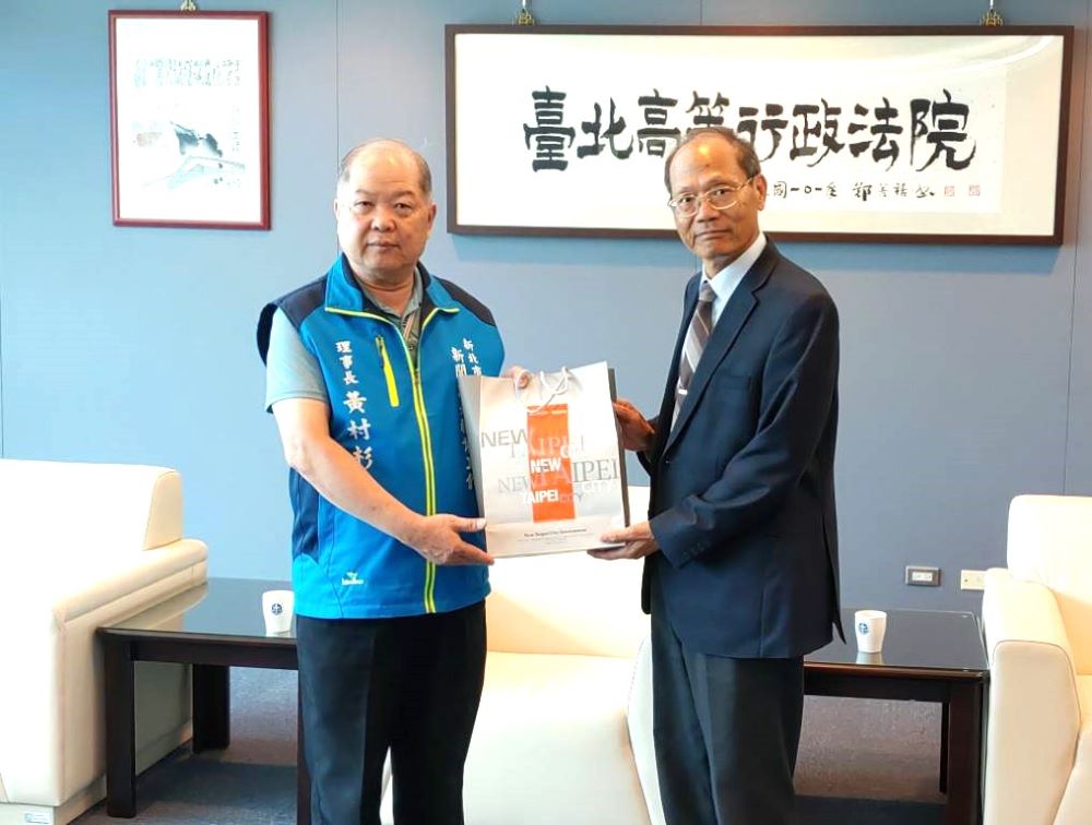 視訊諮詢服務免舟車勞頓 高等行政法院籲多加利用 1 《圖說》新北記者工會理事長黃村杉拜會臺北高等行法院院長侯東昇,致贈紀念品。〈記者葉柏成成攝〉