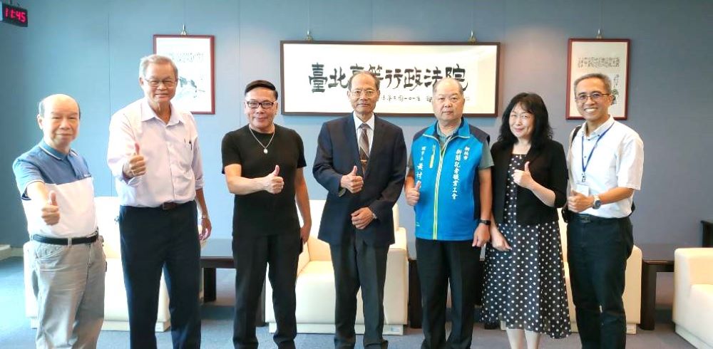 視訊諮詢服務免舟車勞頓 高等行政法院籲多加利用 2 《圖說》新北記者工會成員與侯東昇院長〈中〉、書記官長黃秀蘭〈右二〉、政風室主任陳宏興〈右一〉合影。〈臺北高等行法院提供〉