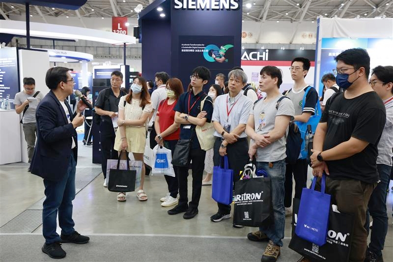 ▲國內最大產業知識平台「就享知」於今年自動化展推出「AI智慧工廠與機器人」系列專題，透過影音內容、趨勢報導與白皮書等多元形式，將艱深技術轉化為淺顯易懂的產業攻略。(圖/鼎新數智提供)