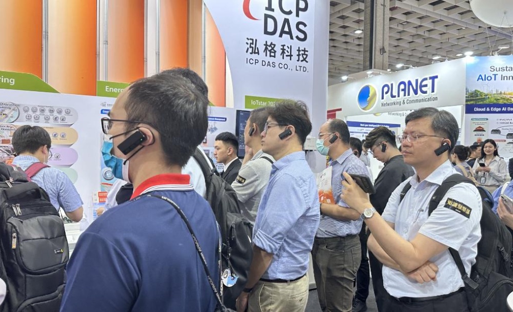 ▲國內最大產業知識平台「就享知」攜手泓格科技、伊斯酷、安川電機等11家指標企業，推出專題報導與線上互動任務，並舉辦自動化專家導覽團，以「每日一主題、每場一行業」精準解析，直擊產業痛點與解決方案。(圖/鼎新數智提供)