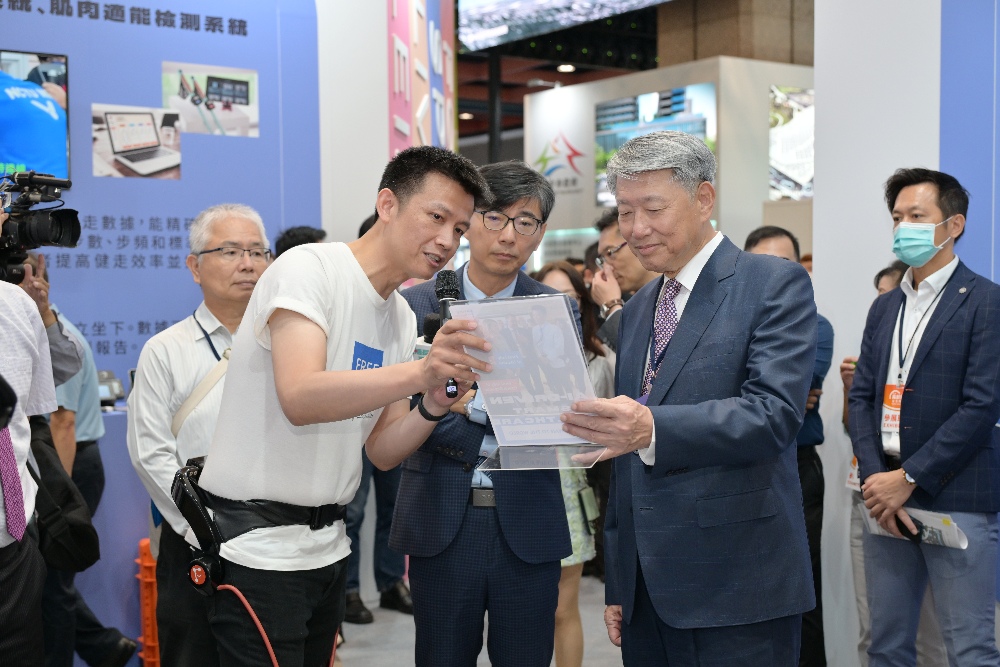 ▲福寶科技巫振華董事長(左起)向產業發展署邱求慧署長、經濟部郭智輝部長介紹「肌力寶」。