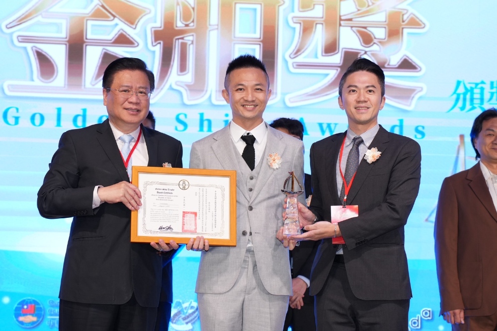 ▲天泉草本生技有限公司得獎品牌「淨淨」，負責人 陳睿笙（中）接受表揚。