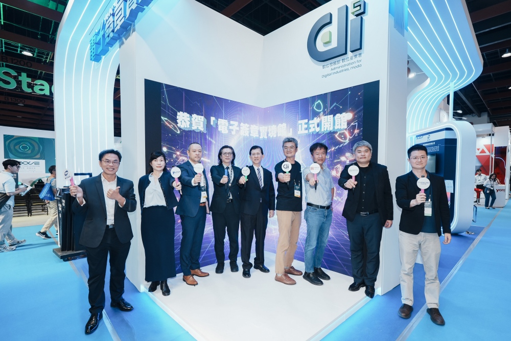 ▲黃彥男部長與電子簽章業者合影。