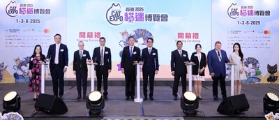 1.「香港貓迷博覽會」2025 正式開幕。(左起) Mastercard香港及澳門董事總經理陳一芳、經民聯文體旅事務委員會主席黃進達、立法會議員陸瀚民、全國政協委員及立法會議員邵家輝、商務及經濟發展局副局長陳百里、展覽集團有限公司主席王學譜、香港寵物業商會會長李國威、漁農自然護理署首席獸醫師楊莉、World Cat Congress主席Jan van Rooyen 以及貓迷愛心大使 Yoko Tsang。