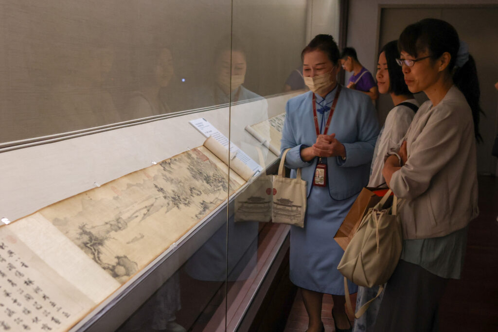 2005年女流最強戰冠軍小林泉美右1與同為日本女子職業棋士的長女張心澄右2，參觀故宮